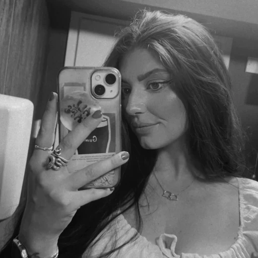 Holly Ogg's avatar