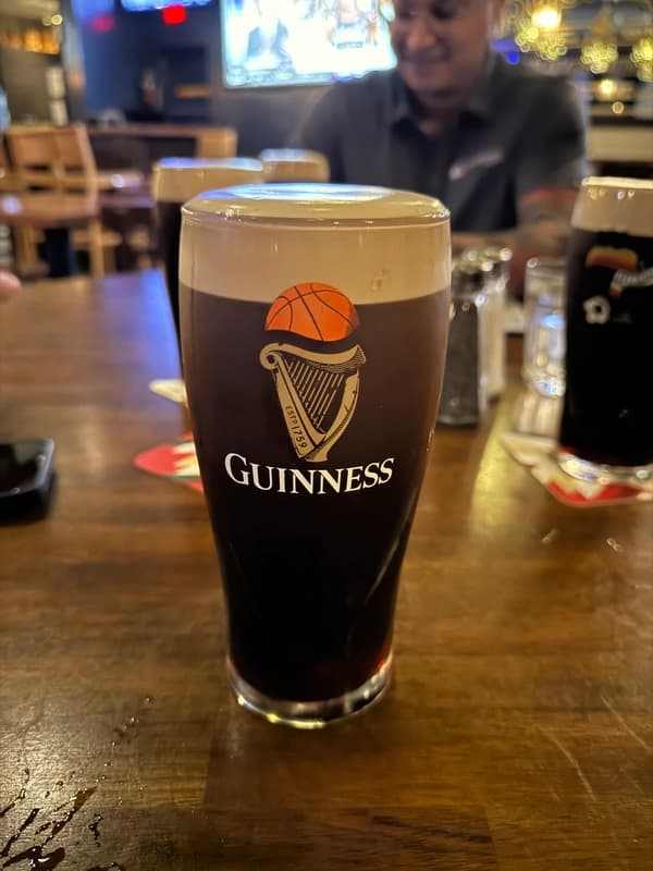 Lochland's Irish Pub