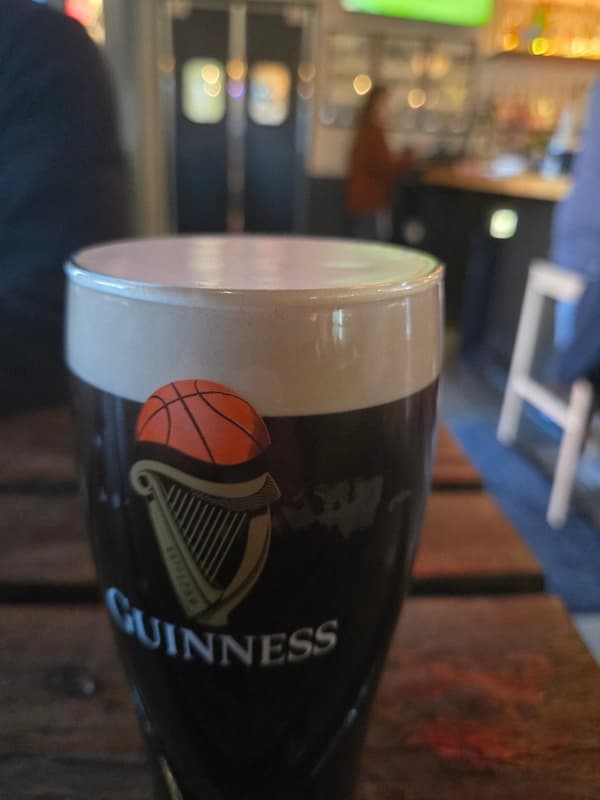 Lochland's Irish Pub